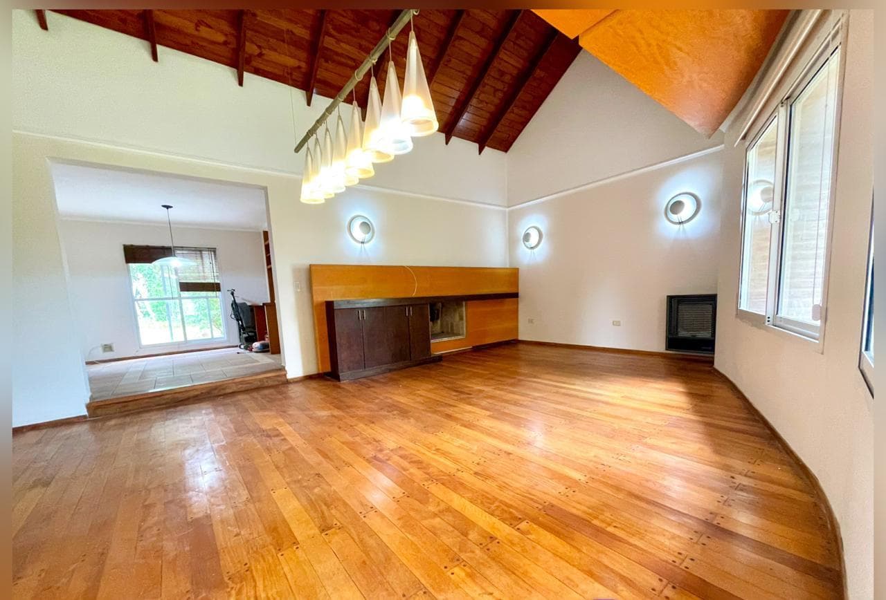 Se vende CASA en Barrio Country Lomas de la Carolina, calle Av. Ejercito Argentina - Imagen 1