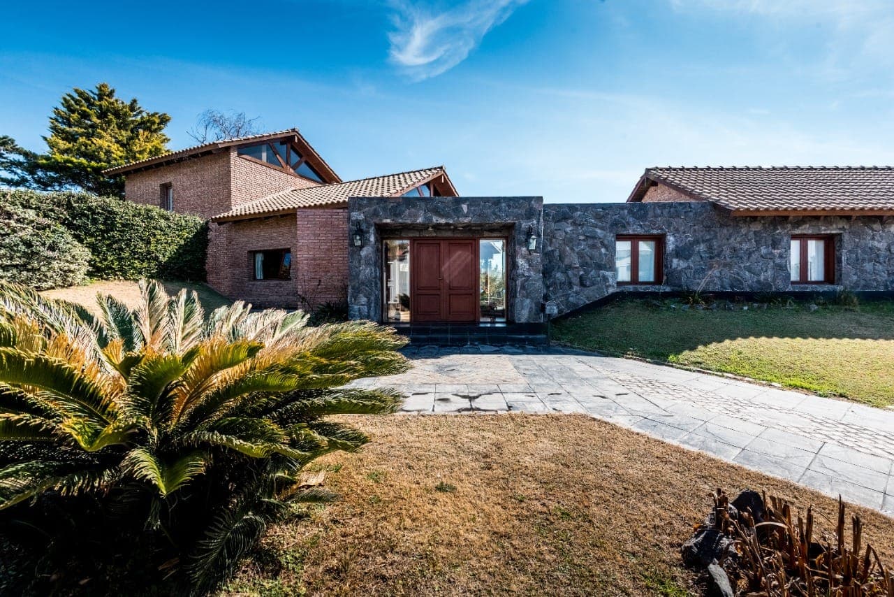 Venta CASA en Country Lomas de La Carolina ID: 3683 - Imagen 1